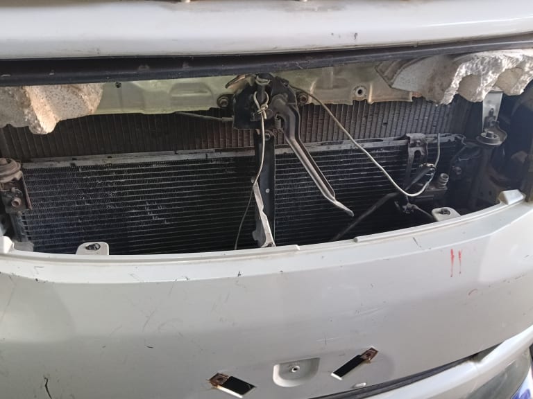 Nose cut Toyota Ipsum used in Sharjah — photo 2