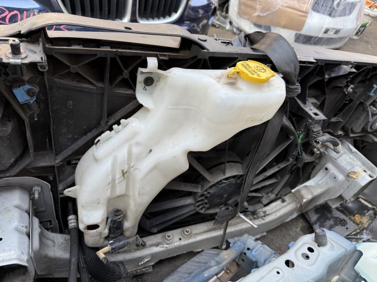 Nose cut Dodge Journey used in Sharjah — photo 6