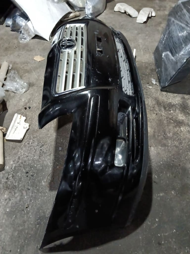 Bumper + Grille Toyota Avensis