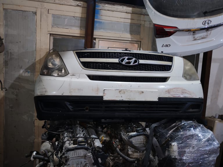 Nose cut Hyundai Starex used in Sharjah — photo 2