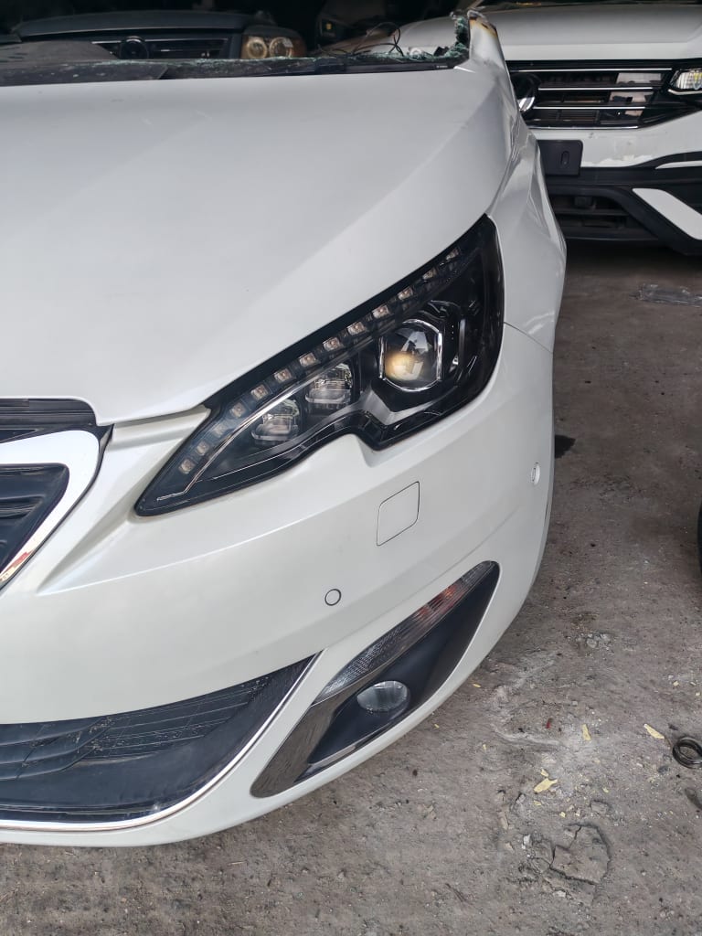 Nose cut + Hood + Fender Peugeot used in Sharjah — photo 6