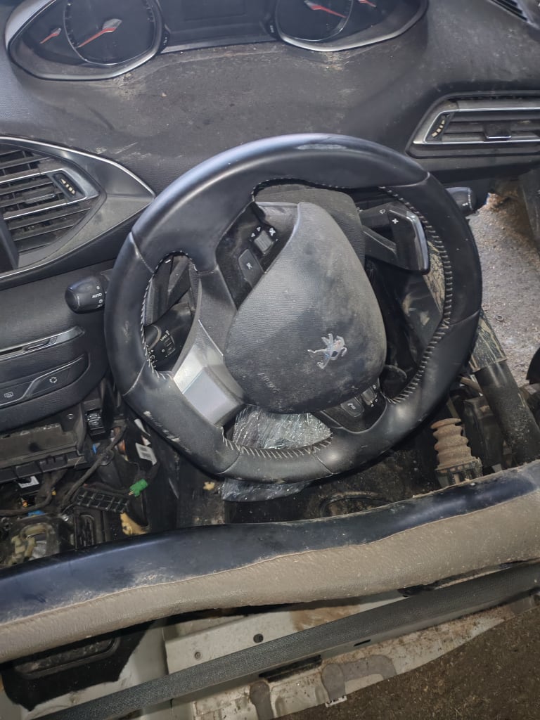 Steering wheel Peugeot used in Sharjah — photo 2