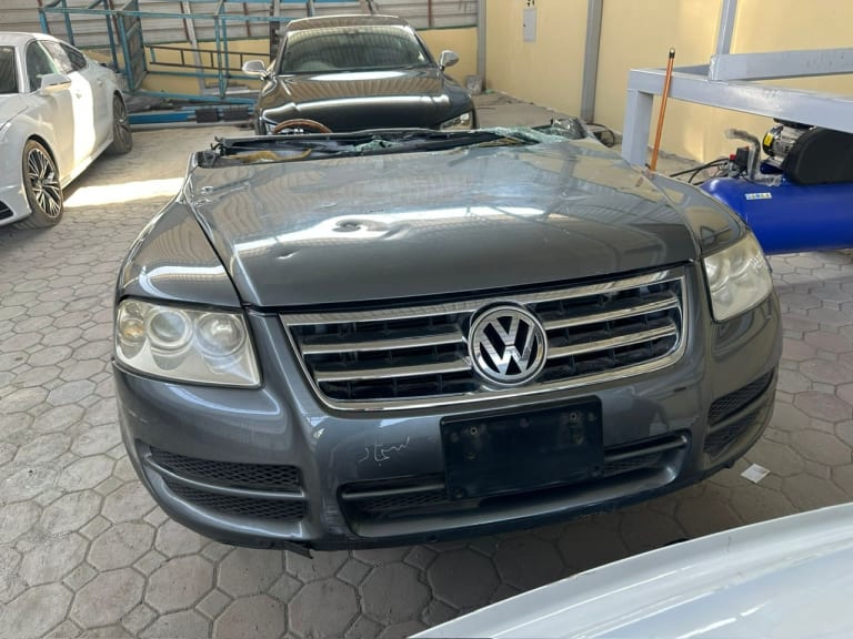 Nose cut Volkswagen Touareg used in Sharjah — photo 2