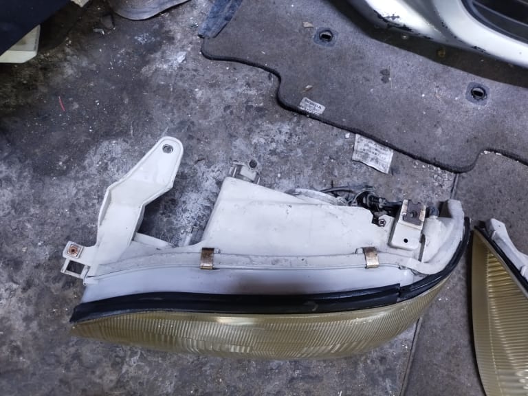 Headlights Toyota Vista used in Sharjah — photo 2