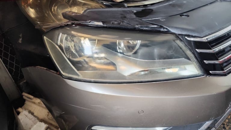 Nose cut Volkswagen Passat used in Sharjah — photo 7