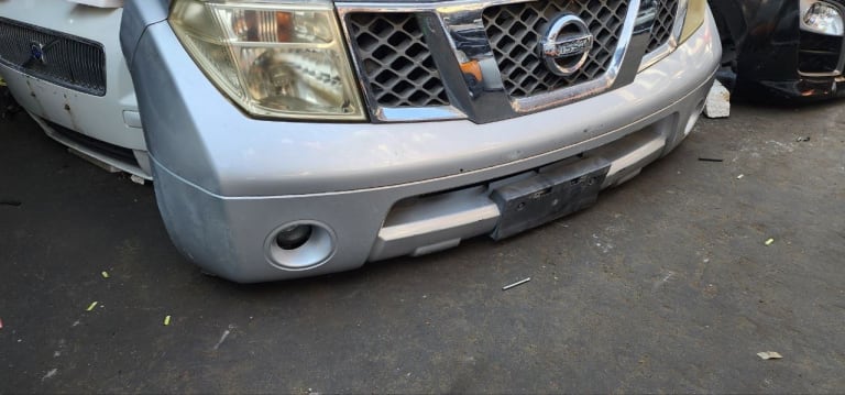 Bumper + Grille Nissan Navara
