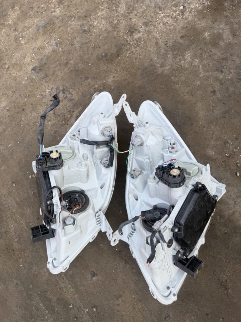 Headlights Toyota Corolla Spacio used in Sharjah — photo 2