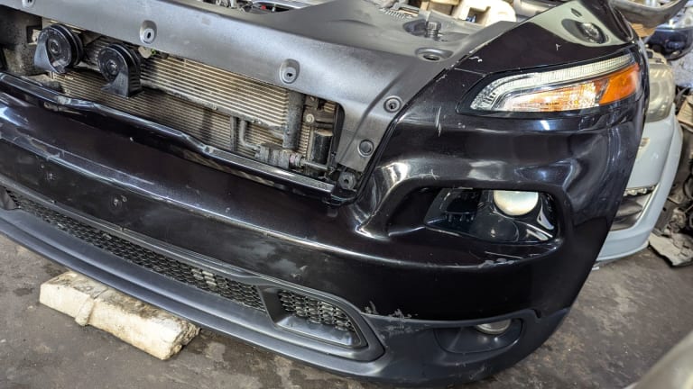 Nose cut Jeep Cherokee used in Sharjah — photo 6