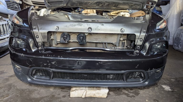 Nose cut Jeep Cherokee used in Sharjah — photo 2
