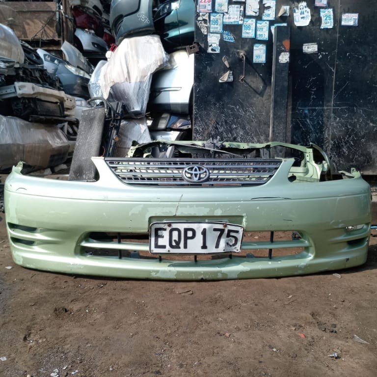 Toyota Corolla Spacio Бампер передний, решетка 