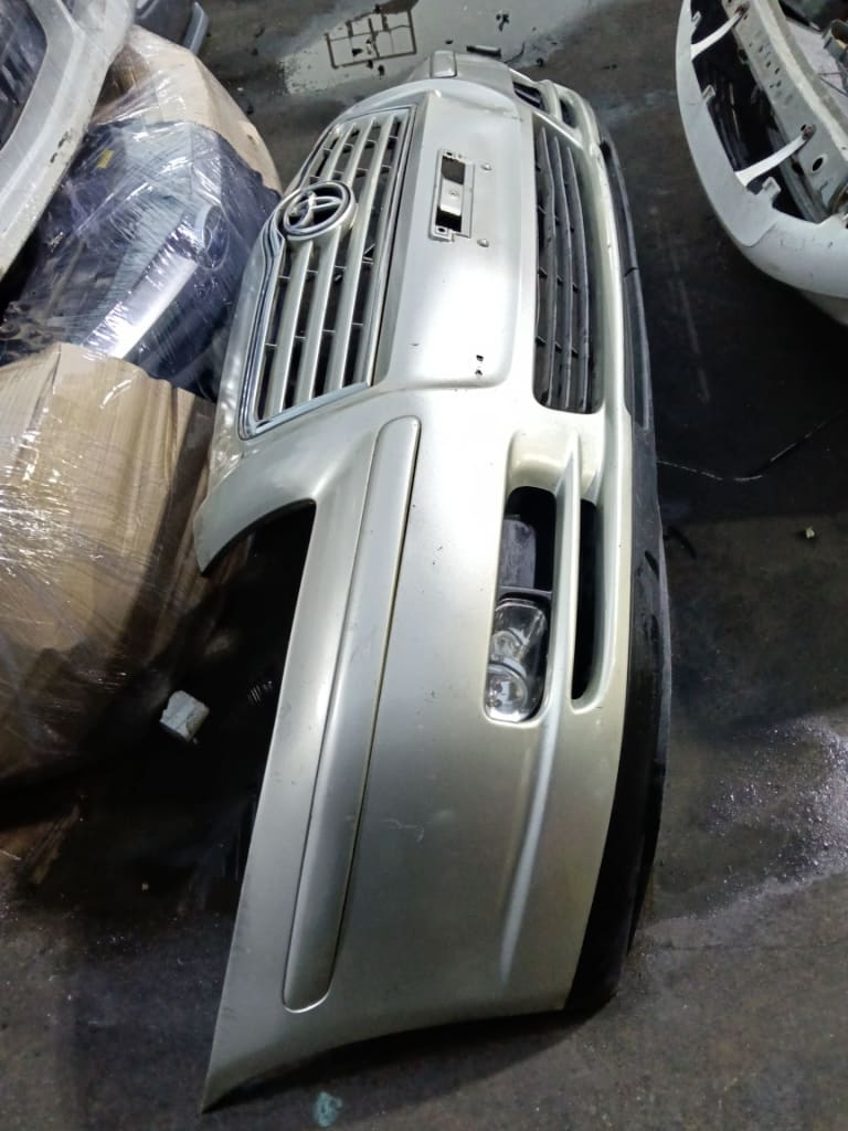 Bumper + Grille Toyota Avensis