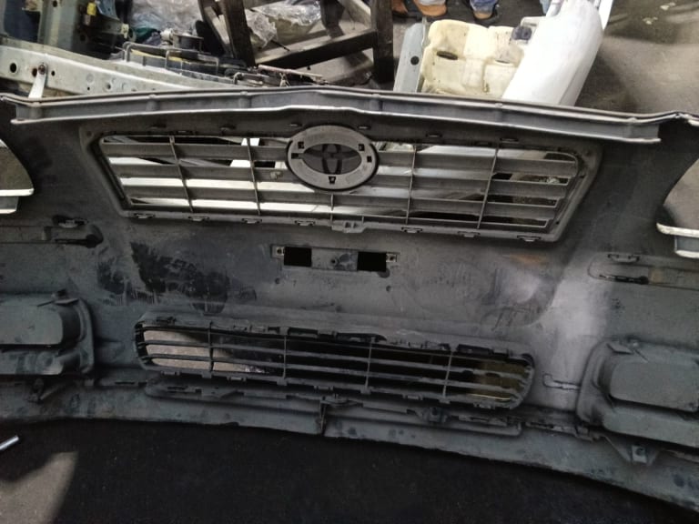 Bumper + Grille Toyota Avensis used in Sharjah — photo 5