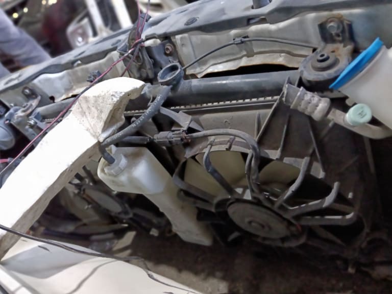 Nose cut Honda Insight used in Sharjah — photo 6