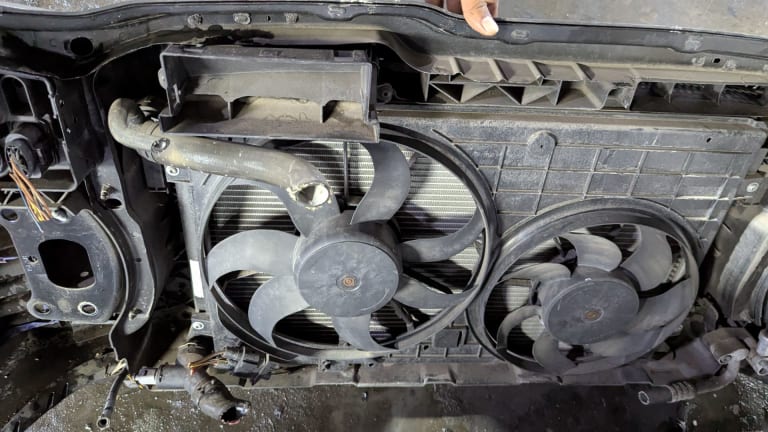 Nose cut Volkswagen Golf 5 used in Sharjah — photo 4
