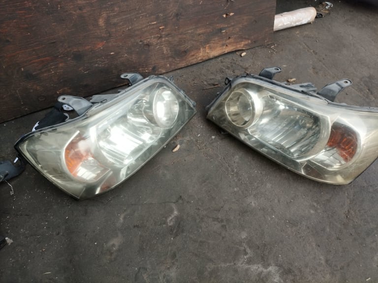 Headlights Toyota Kluger used in Sharjah — photo 10