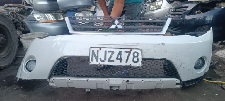 Bumper + Grille Mitsubishi Outlander