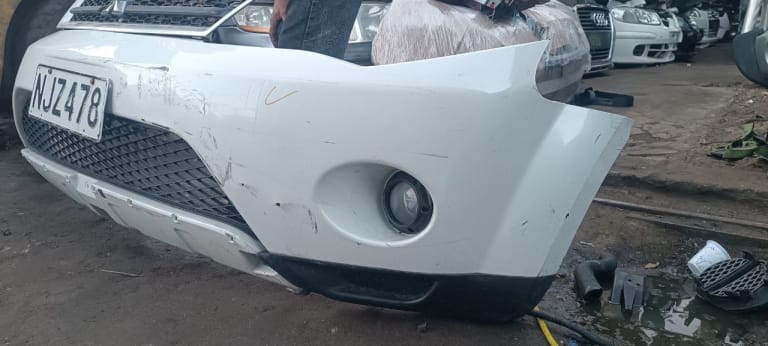 Bumper + Grille Mitsubishi Outlander used in Sharjah — photo 2