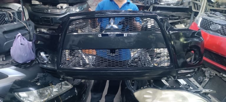 Bumper + Grille Mitsubishi Outlander
