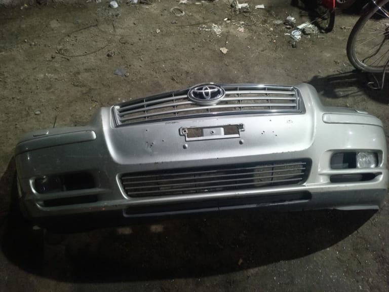 Bumper + Grille Toyota Avensis