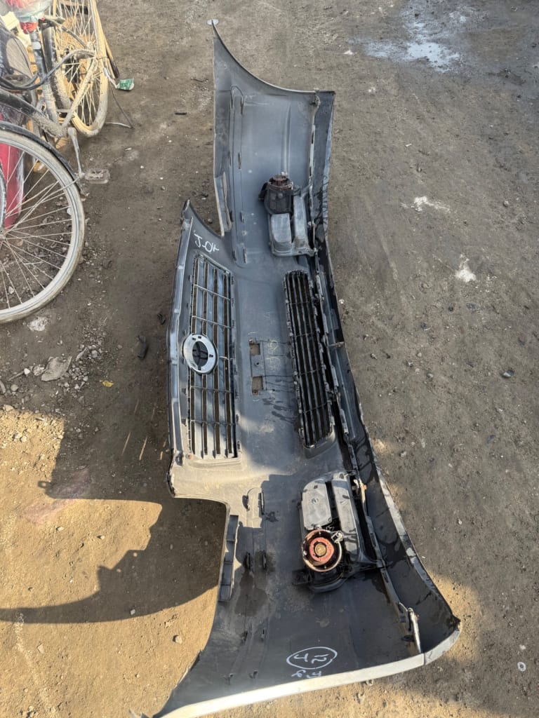 Bumper + Grille Toyota Avensis used in Sharjah — photo 4