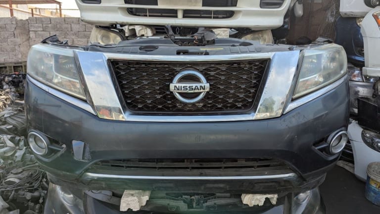 Nissan Pathfinder Бампер передний с решеткой, фары 2шт, радиатор 