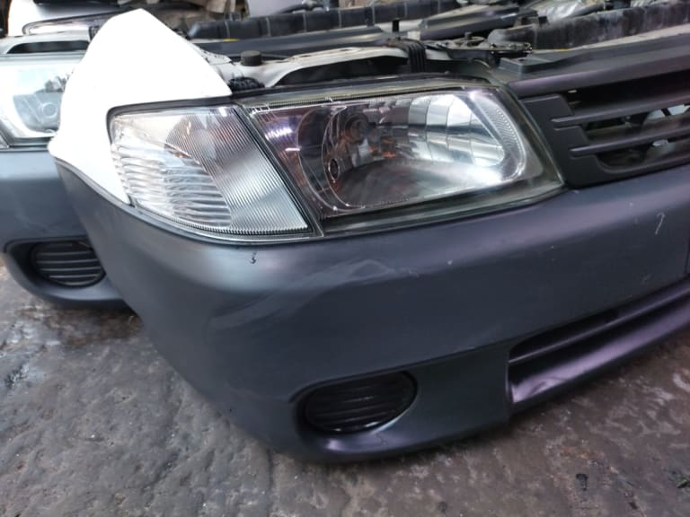 Bumper + Grille Nissan Wingroad
