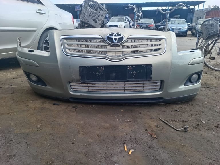 Toyota Avensis Бампер передний с решеткой 