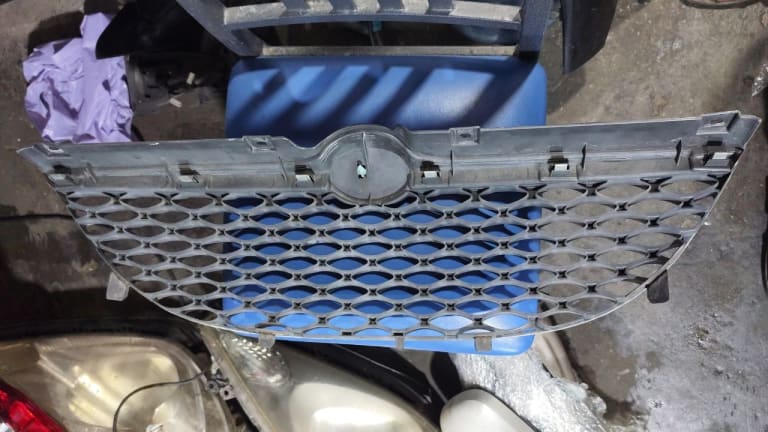 Grille Toyota Duet used in Sharjah — photo 2