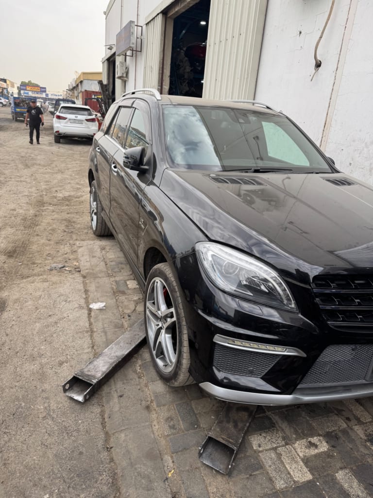 Half cut + Door + Trunk lid Mercedes-Benz M-Class used in Sharjah — photo 2