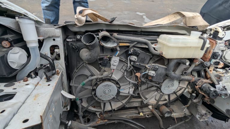 Nose cut Lexus LS460 used in Sharjah — photo 7