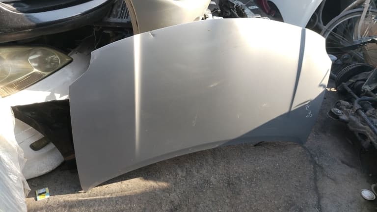Hood Toyota Auris used in Sharjah — photo 2