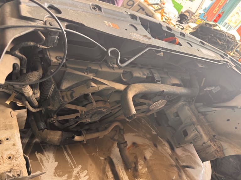 Nose cut Ford Explorer used in Sharjah — photo 6