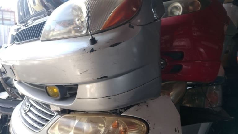Bumper + Grille Toyota Platz used in Sharjah — photo 2