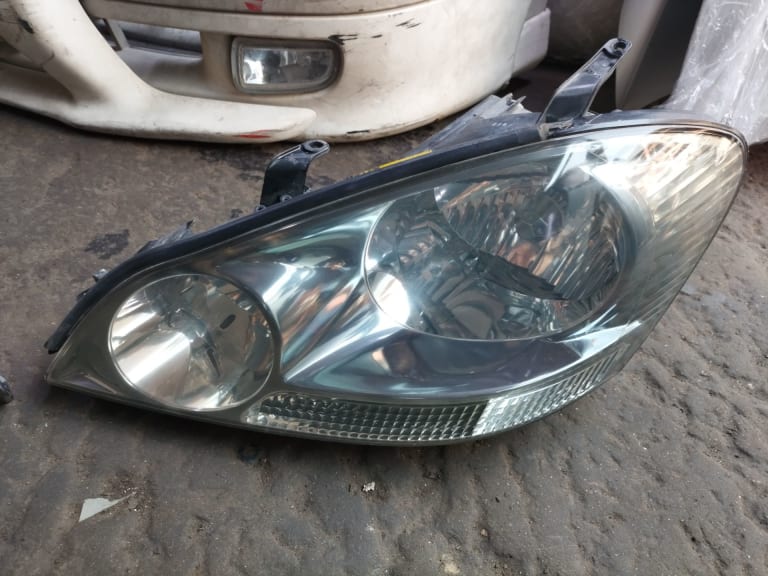Headlights Toyota Ipsum used in Sharjah — photo 2