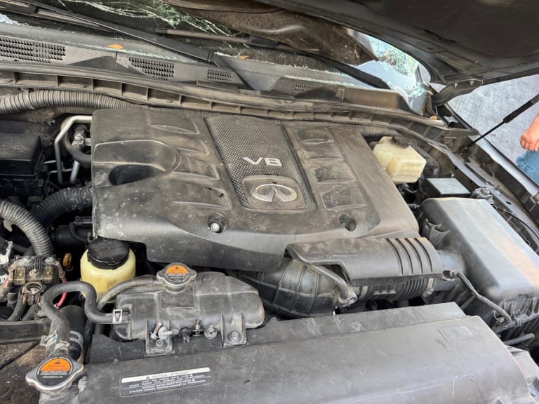Half cut + Door + Bumper Infiniti VK56 used in Sharjah — photo 9