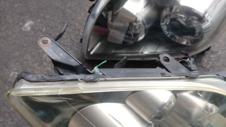 Headlights Toyota Avensis used in Sharjah — photo 2