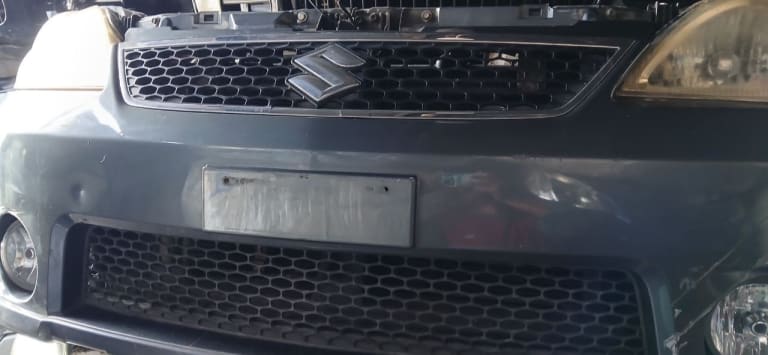 Bumper + Grille Suzuki Liana