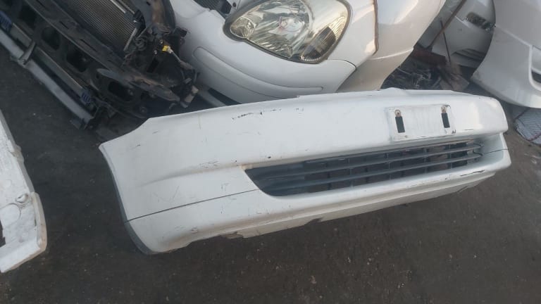 Bumper + Grille Toyota Platz