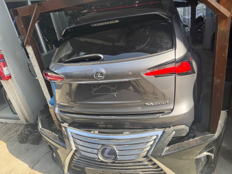 Lexus NX 200t Крышка багажника