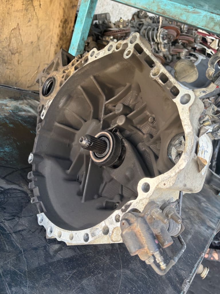 Manual transmission Toyota Camry ACV30 used in Sharjah — photo 2