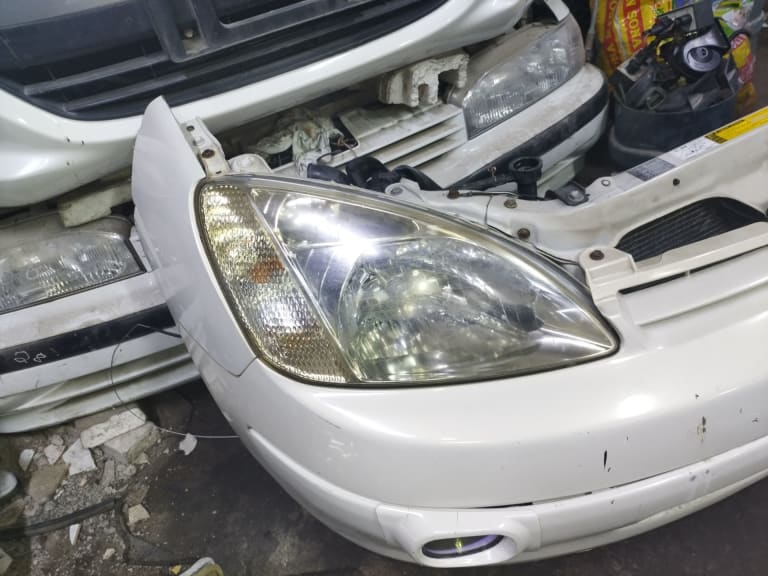 Nose cut Toyota Prius used in Sharjah — photo 2