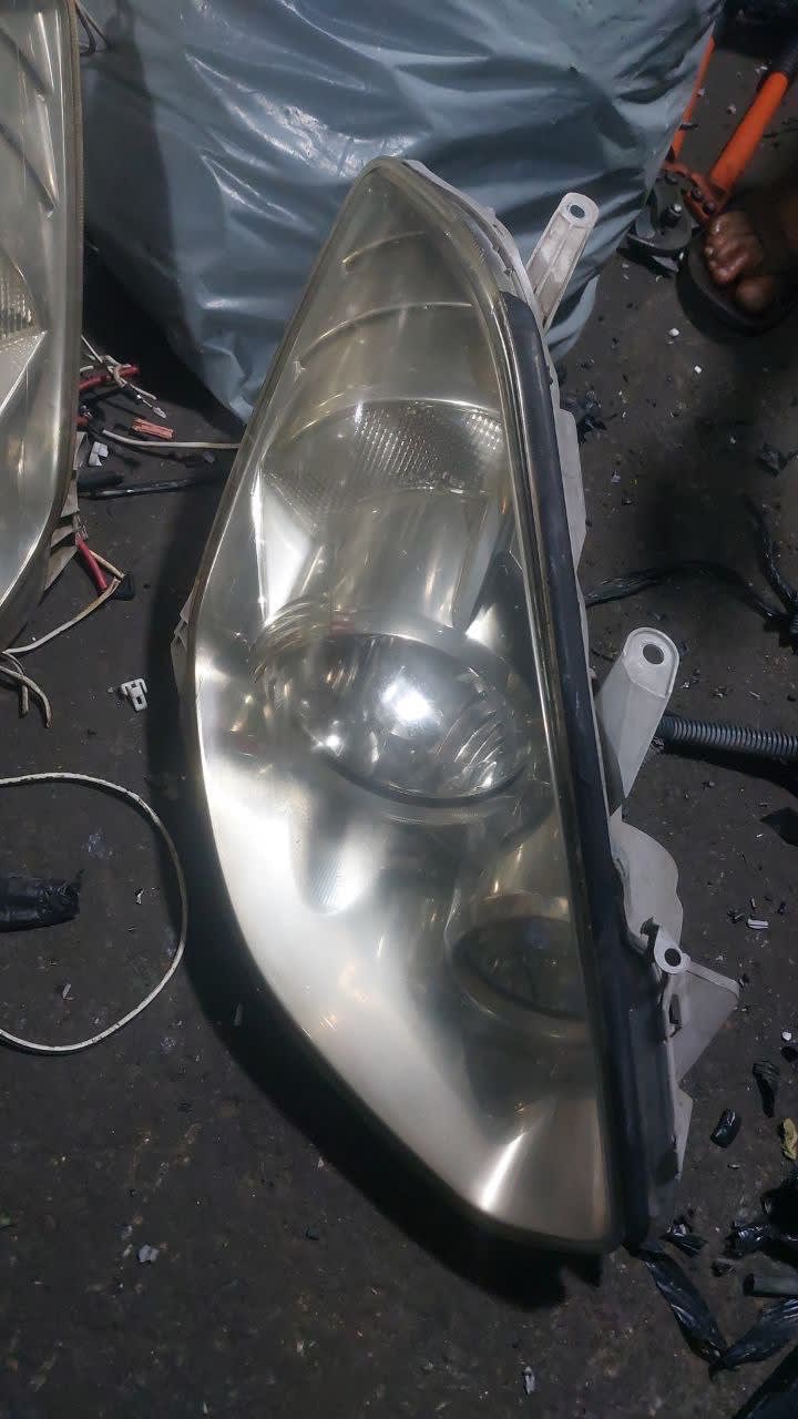 Headlights Toyota Caldina used in Sharjah — photo 2