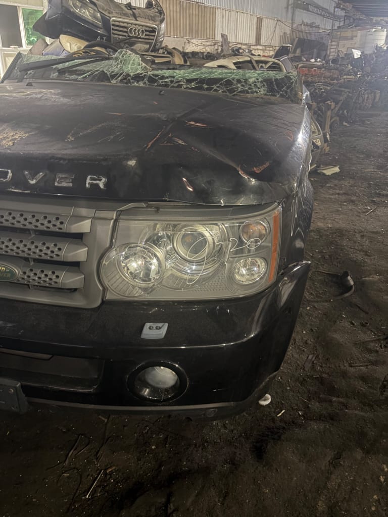Nose cut Land Rover used in Sharjah — photo 2