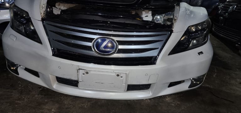 Nose cut Lexus LS