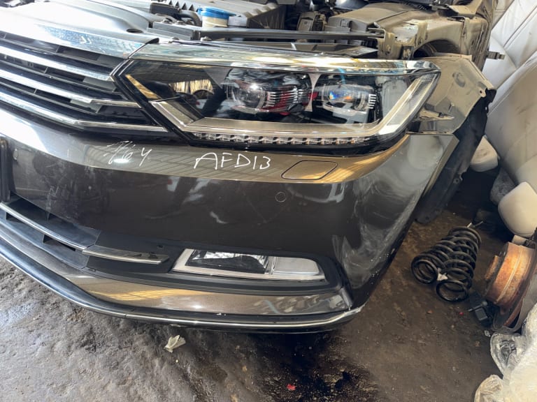 Nose cut + Tail lights + Bumper Volkswagen Passat B8 used in Sharjah — photo 2