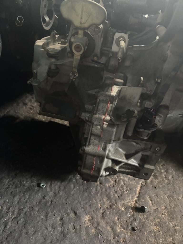 Manual transmission Toyota Camry ACV30 used in Sharjah — photo 2