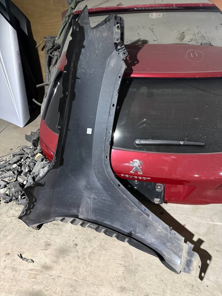 Nose cut + Hood + Fender Jeep Cherokee used in Sharjah — photo 18