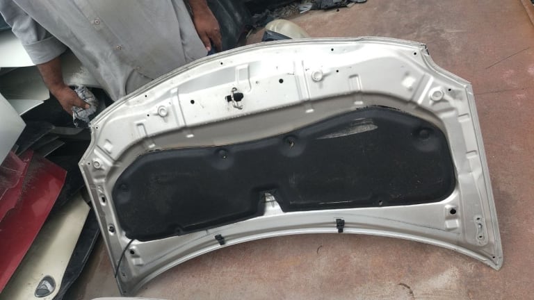 Hood Toyota Auris used in Sharjah — photo 4