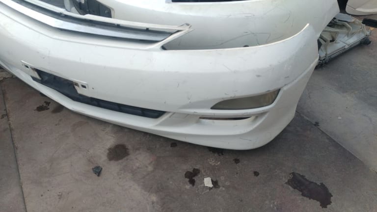 Toyota Estima Бампер передний с решеткой 