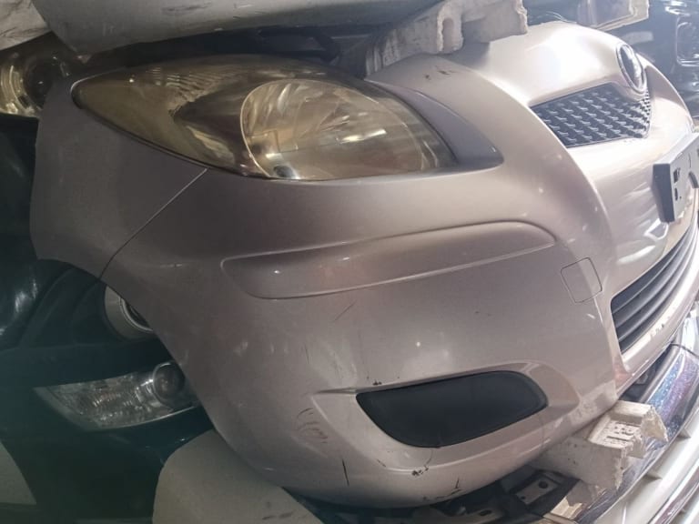 Bumper + Grille + Headlights Toyota Vitz used in Sharjah — photo 2